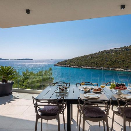 Beachfront Villa Extravaganza With Infinity Pool Vinisce Exterior photo