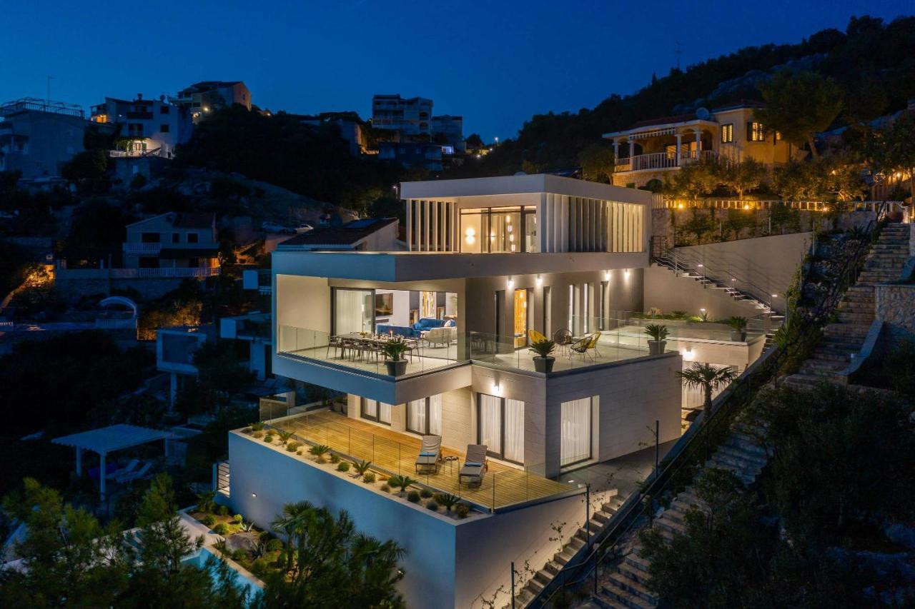 Beachfront Villa Extravaganza With Infinity Pool Vinisce Exterior photo