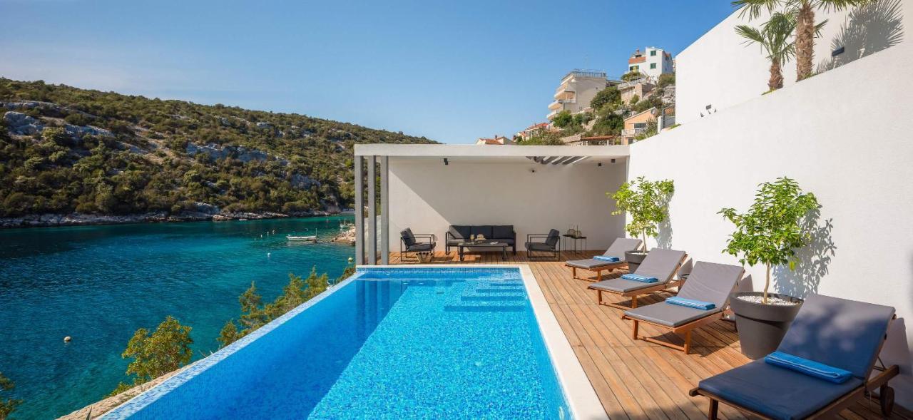 Beachfront Villa Extravaganza With Infinity Pool Vinisce Exterior photo